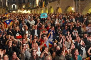 Girona rep el discurs de Puigdemont amb alegria i desconcert