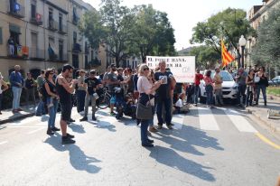 Un centenar de persones fan una cassolada davant la comissaria de la Policia Nacional a Girona