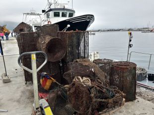 Recuperen 400 metres de corda i una trentena de gàbies del fons marí de El Port de la Selva