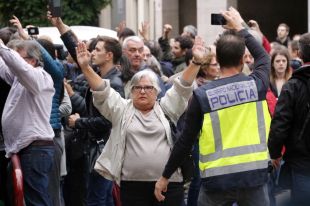 Més imatges abans de la càrrega a l'Escola Verd: ''Com per haver entrat nosaltres primer''