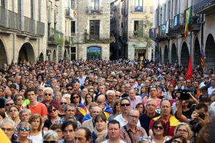 2.000 persones a Girona demanen a Puigdemont i el Govern que no facin cap pas enrere
