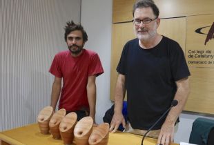 El Col·legi de Periodistes crea la Mosca de la Dignitat i la dedica als voluntaris de l'1-O