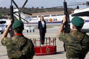 Cospedal visita la base militar de Sant Climent Sescebes