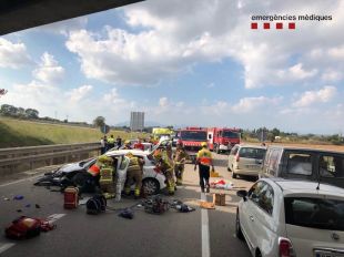 Un ferit greu i dos de lleus en un col·lisió amb cinc vehicles implicats al Far d'Empordà
