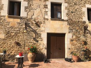 Cinc encaputxats intenten assaltar una masia de Vilablareix ruixant la propietària i el gos amb extintors