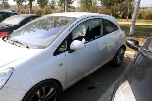 Dos lladres rebenten 20 cotxes aparcats als Maristes de Girona i aconsegueixen fugir