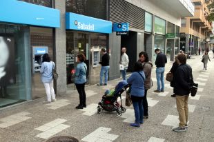 Cues de gironins per a retirar diners dels bancs en protesta per l'aplicació del 155