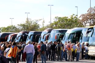 Uns 80 d'autocars gironins surten per reclamar la llibertat de Sánchez i Cuixart a Barcelona