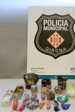 La Policia Municipal de Girona deté una dona que duia 1,2 kg d'haixix amagats en una maleta