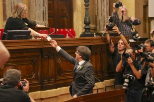 El Parlament declara la República catalana