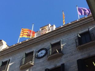 Girona despenja la bandera espanyola de l'Ajuntament enmig de crits i plors d'alegria