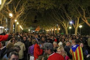 Mig miler de persones es concentren a la Rambla de Figueres per celebrar la República