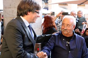 Puigdemont passeja per Girona aclamat per centenars de persones