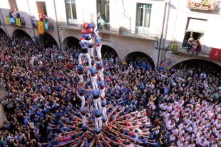 Els Minyons de Terrassa i els Capgrossos de Mataró descarreguen la torre de nou per Sant Narcís
