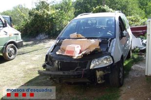 Localitzen un taller il·legal de reparació de cotxes en un mas abandonat de Vilablareix
