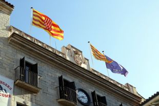 Madrenes denuncia que la bandera espanyola de l'Ajuntament va ser robada