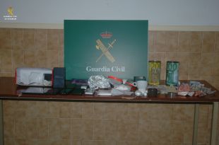 Dos detinguts per vendre droga en un habitatge i un bar del centre de Lloret de Mar