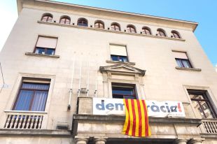 Figueres suspèn el ple i crida a la ciutadania a concentrar-se en senyal de protesta