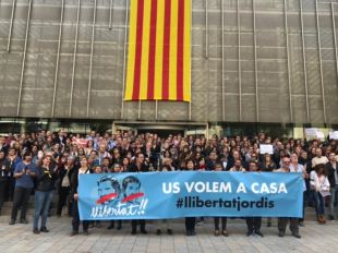 Unes 700 persones fan un minut de silenci davant de la Generalitat a Girona pels presos polítics
