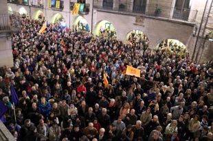 La Plaça del Vi de Girona es torna omplir per exigir la llibertat dels presos polítics