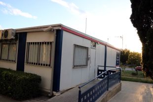 Un home entra a la comissaria dels Mossos de la Jonquera rebentant la porta a cops de peu