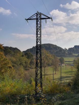 Milloren una línia elèctrica aèria d'alta tensió a Santa Pau amb un cost de 160.000 euros