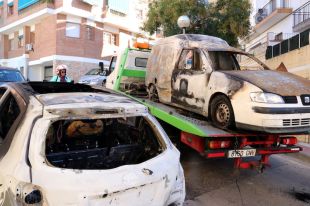 Cremen sis vehicles i una pila de deixalles de matinada a Blanes