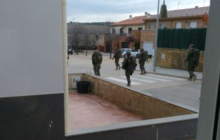 Una trentena de militars fan una marxa pel centre de Serinyà