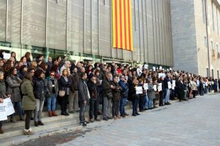 Mig miler de concentrats a Girona en protesta per la decisió del Suprem envers els membres de la Mesa