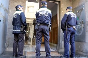 Troben 24 pisos amb la llum punxada al barri gitano de Figueres