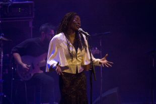 Buika venç el refredat i conquereix l'Auditori de Girona