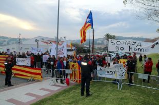 Unes 150 persones protesten contra la presència de Sáenz de Santamaría a S'Agaró