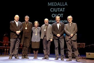 Olot entrega a Rafael Aranda, Carme Pigem i Ramon Vilalta la Medalla de la Ciutat