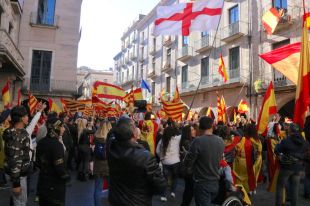 Unes 1.500 persones es manifesten a Girona en favor d'Espanya i demanen presó pels independentistes