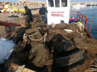 L'Escala retira més d'un centenar de morts de formigó del litoral