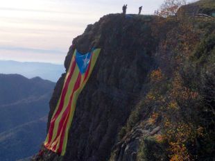 Pengen una estelada de 25 metres a la muntanya de Santa Magdalena, a la Vall d'en Bas