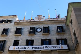 Girona desafia la Junta Electoral i no treurà fins dilluns la pancarta dels presos polítics