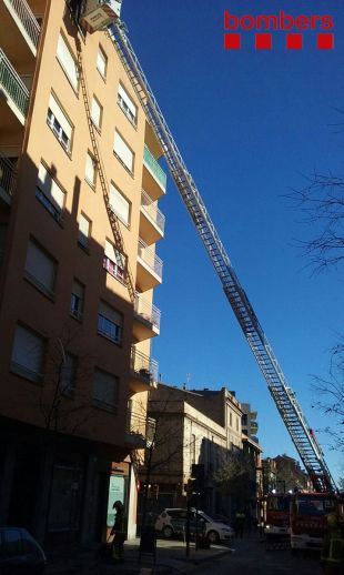 Una persona pateix una cremada al peu en un incendi d'habitatge a Figueres
