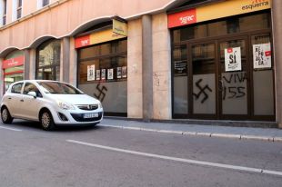 Apareixen pintades a favor del 155 i amb símbols nazis a les seus d'ERC i la CUP a Figueres