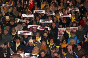 Unes 800 persones protesten a Girona contra la resolució del Suprem i demanen la llibertat dels presos