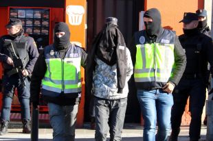 Acaba l'escorcoll al pis dels jihadistes a Figueres després de vuit hores de registre