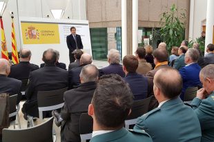 Sánchez-Bustamante llegeix i defensa l'article 155 durant l'acte de la Constitució a Girona