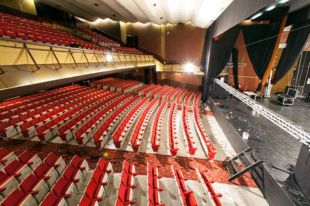 Santa Coloma de Farners pregunta sobre la remodelació del Teatre Catalunya tancat fa dos anys