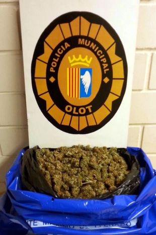 Esquiva un control policial a Olot i acaba detingut per portar un 1,5 kg de marihuana al cotxe