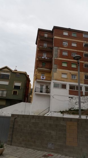 Apareixen pancartes de Ciutadans a la caserna de la Guàrdia Civil de Portbou