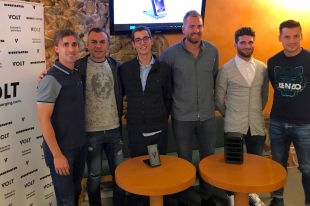 Tres emprenedors gironins treuen al mercat un aparell per carregar mòbils sense fils