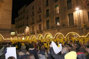 Un miler de persones tenyeixen de groc la Plaça del Vi de Girona i demanen la llibertat dels presos polítics