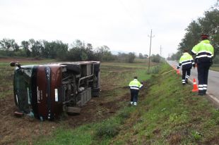2 ferits lleus en bolcar un autobús amb 17 persones a Verges
