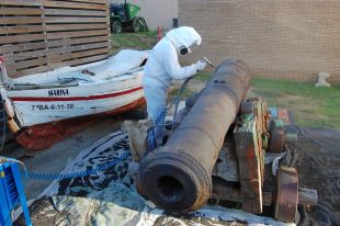 Roses restaura un canó del segle XVIII víctima d'un acte vandàlic