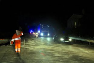 Mor la conductora d'un cotxe al xocar amb un altre turisme i un camió a la Pera